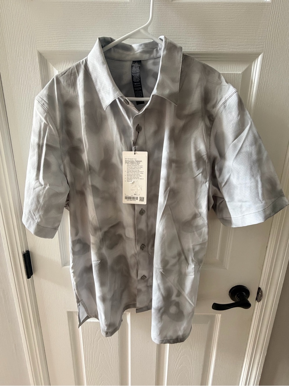 Lulu Men’s Airing Easy Relaxed shirt in foggy grey color size large!